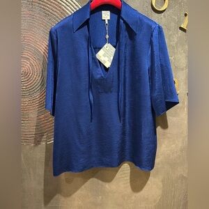 Baum und Pferdgarten Textured Royal Blue short sleeved Blouse V-neck size 10